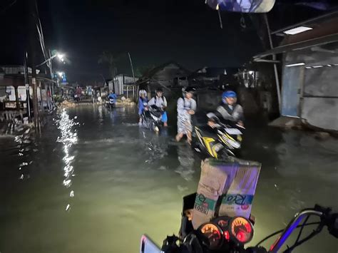 Banjir Rob Tinggi Melanda Pesisir Bonang Demak Akses Jalan Terputus