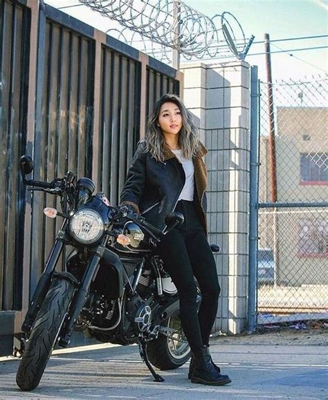 Estilo Y Velocidad Supermotos Acompa Adas Por La Belleza En Movimiento Hot News Today