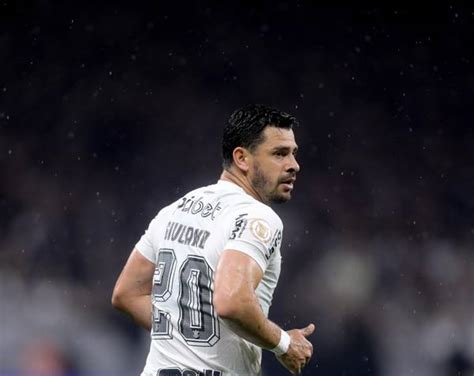 Meia Giuliano Do Santos Processa Corinthians E Cobra R Milh O De