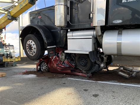 Carro é Esmagado Em Acidente E Mulher Milagrosamente Sobrevive Nunca