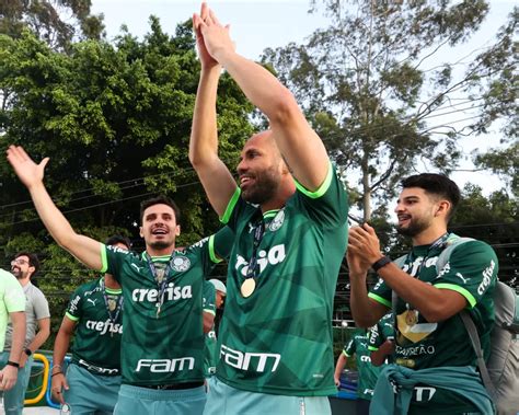 Palmeiras chega a São Paulo festa recepção dos torcedores e