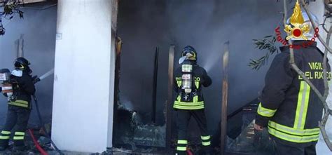 Caserta Incendio In Una Baraccopoli Abitata Da Migranti Un Morto La