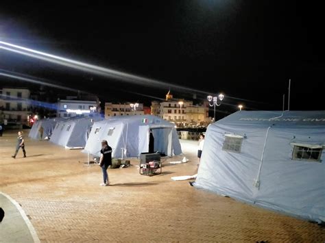 Terremoto Montate Le Tende A Pozzuoli Le Foto Cronaca Flegrea