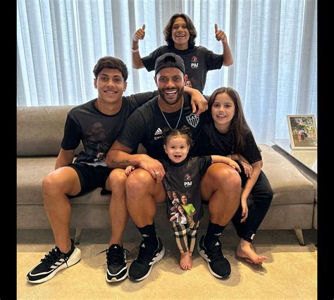 Foto Hulk já é pai de quatro filhos Ian Tiago Alice e Zaya Purepeople