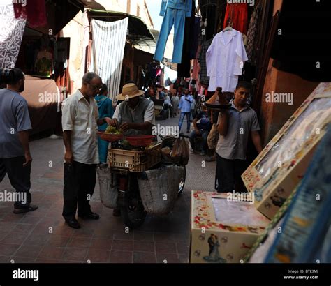 Magasiner Dans Les Souks De Marrakech Banque De Photographies Et D