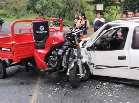 Aparatoso choque entre automóvil y moto de carga en Huatusco