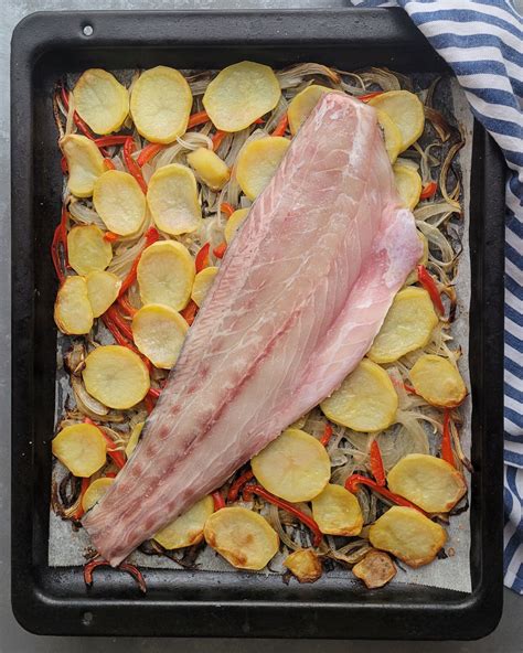 Corvina al horno a la bilbaína con patatas PequeRecetas