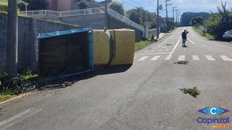 Caminhonete tomba após motorista perder controle da direção e colidir