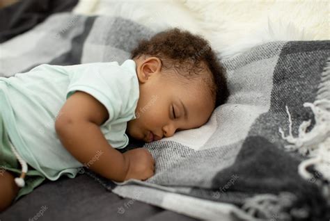 Premium Photo African American Baby Boy Sleeping On Side Lying In Bed