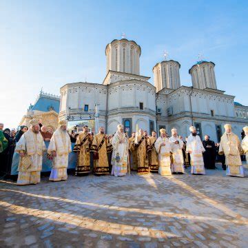 Zeci De Mii De Credincio I La Hramul Catedralei Patriarhale