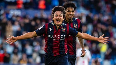 El Levante Disfruta Con Un Jug N Regalado Por El Sevilla Estadio