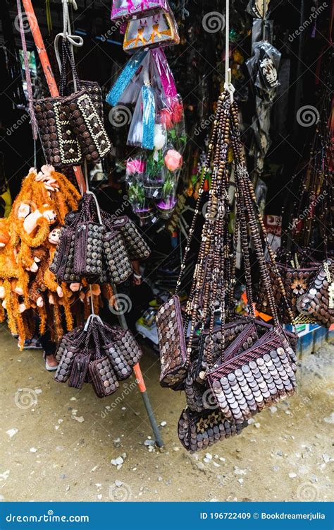 Handbagage Staat Op Een Plaatselijke Markt In Souvenir In De Buurt Van