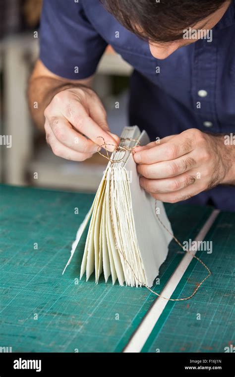 Buchbinde Werkzeug Fotos Und Bildmaterial In Hoher Aufl Sung Alamy