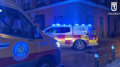 Un Joven De A Os Es Apu Alado De Gravedad En La Axila En La Plaza