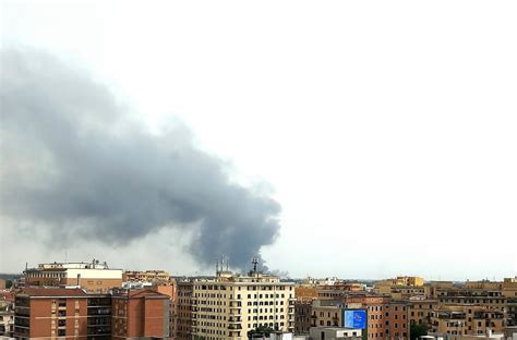 Incendio A Guidonia Fiamme In Un Capannone Industriale Nube Nera