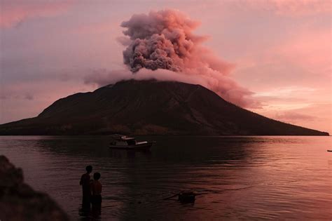 Ruang Volcano Erupts Again In Indonesia No Tsunami Warning Issued Al Bawaba