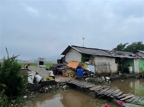 Diterjang Hujan Deras Dan Angin Kencang Puluhan Rumah Di Desa