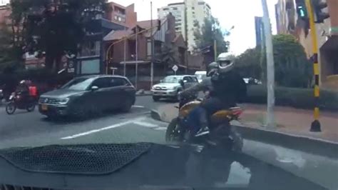 Conductor de BMW atropella a motociclistas que lo habían robado VIDEO