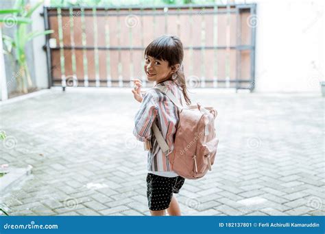 Crian A Se Despedindo Antes De Ir Para A Escola Imagem De Stock