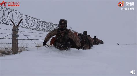 边防军人严寒巡逻积雪没过大腿 不畏严寒，坚守防线的他们令人致敬边防军人 社会资讯 川北在线