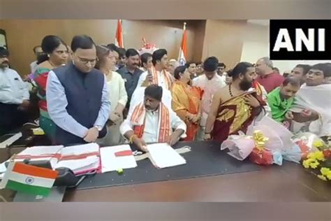 Telangana Deputy Cm Bhatti Vikramarka Mallu Takes Charge Of His Office