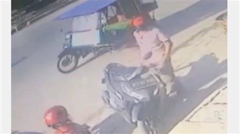 TEREKAM CCTV Pria Bertopi Merah Gondol Sepeda Motor Vario Dari Depan