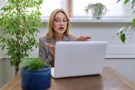 Mujer De Negocios De Mediana Edad Que Trabaja En Casa Usando Una