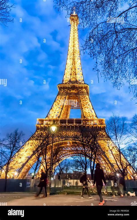 Paris France 13 Mars 2018 Vue De La Tour Eiffel Illuminée La Nuit