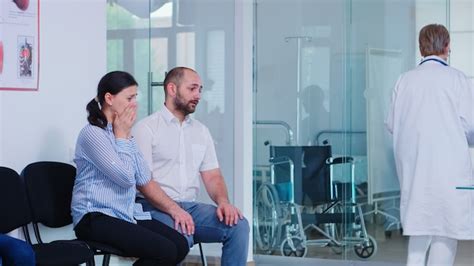 Junge Frau Weint Nachdem Sie Schlechte Nachrichten Des Arztes Im