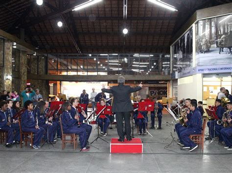 Banda Escola Campesina Friburguense Encanta O P Blico Na Esta O Livre