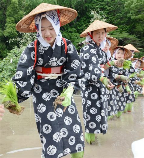 【写真・画像】巫女11人、早乙女姿で豊穣祈る 祐徳稲荷 お田植え祭 まちの話題 佐賀県のニュース 佐賀新聞