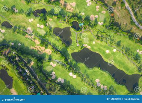 Zangão Aéreo Da Vista Panorâmica Disparado Do Campo De Golfe Bonito