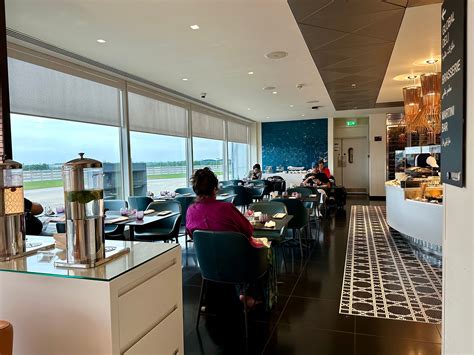 Stunning: We Review Qatar Airways London Heathrow Premium Lounge At T4