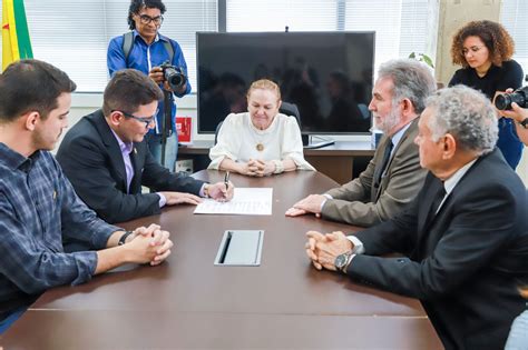 Governador Gladson Cameli e presidente do Tribunal de Justiça assinam