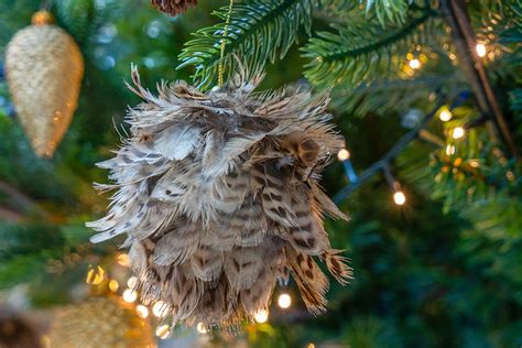 Comment fabriquer une boule de Noël en plumes guide complet et astuces