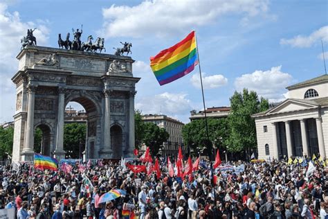 Ddl Zan In In Piazza A Milano Per Chiederne La Rapida