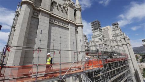 A Sus A Os El Profeta Subi A Un Andamio Para Inspeccionar La Obra