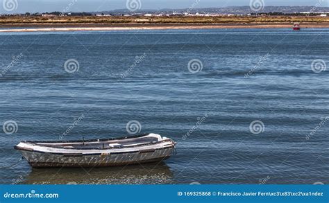 Navio De Pesca Antigo Na Costa Foto De Stock Imagem De Oceano Praia