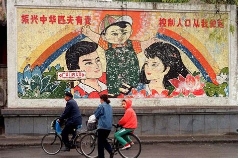 中国、一人っ子政策の厳守訴えるポスター