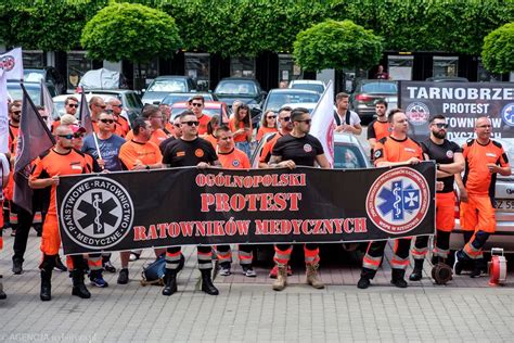 Protest ratowników medycznych w Rzeszowie Czego żądają