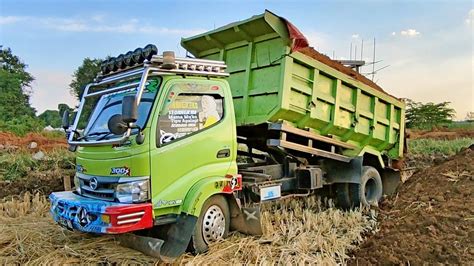 Mobil Truk Dump Truk Hino Jomplang Muatan Tanah Urug Full Bak Di