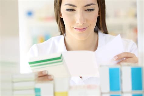 What Is It Like to Work as a Hospital Pharmacy Technician? | PharmacyTechnicianSchools.com