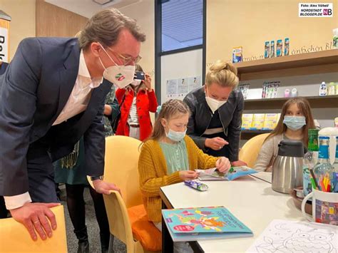 Ministerpräsident Henrik Wüst besucht Anlaufstelle für Geflüchtete