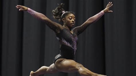 Simone Biles Named 2019 Ap Female Athlete Of The Year Simone Biles Edges Out Megan Rapinoe For