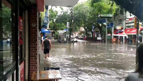 VÍDEO chuva causa alagamentos bloqueia vias e restringe circulação de