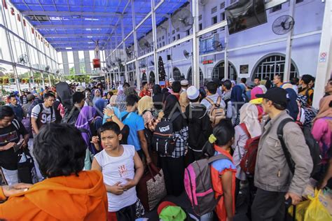 Arus Balik Libur Penumpang Kereta Api Antara Foto