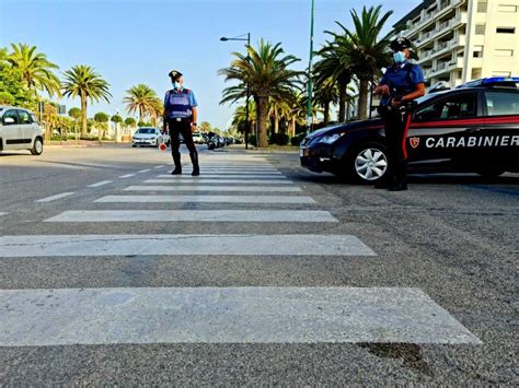 Pestarono A Sangue Un Giuliese In Un Bar Del Lungomare I Carabinieri