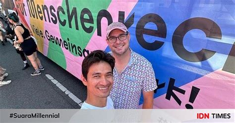 Potret Ragil Mahardika Ikut Gay Parade Bareng Suami