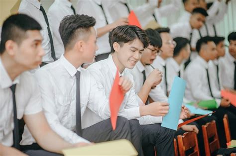 Hot boy Học viện Tòa án điển trai trong ảnh kỷ yếu chia tay giảng đường Báo Dân trí
