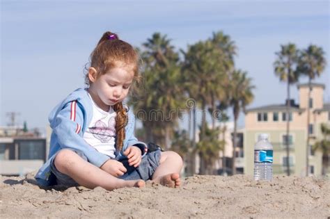 Enfant Jouant Avec Le Sable Sur Une Plage Image Stock Image Du